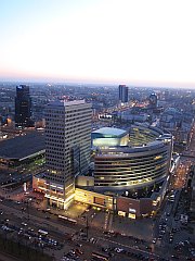 centrum handlowe „Zote Tarasy” przy ulicy Emilii Plater - ”Golden Terraces” shopping center at Emilii Plater street